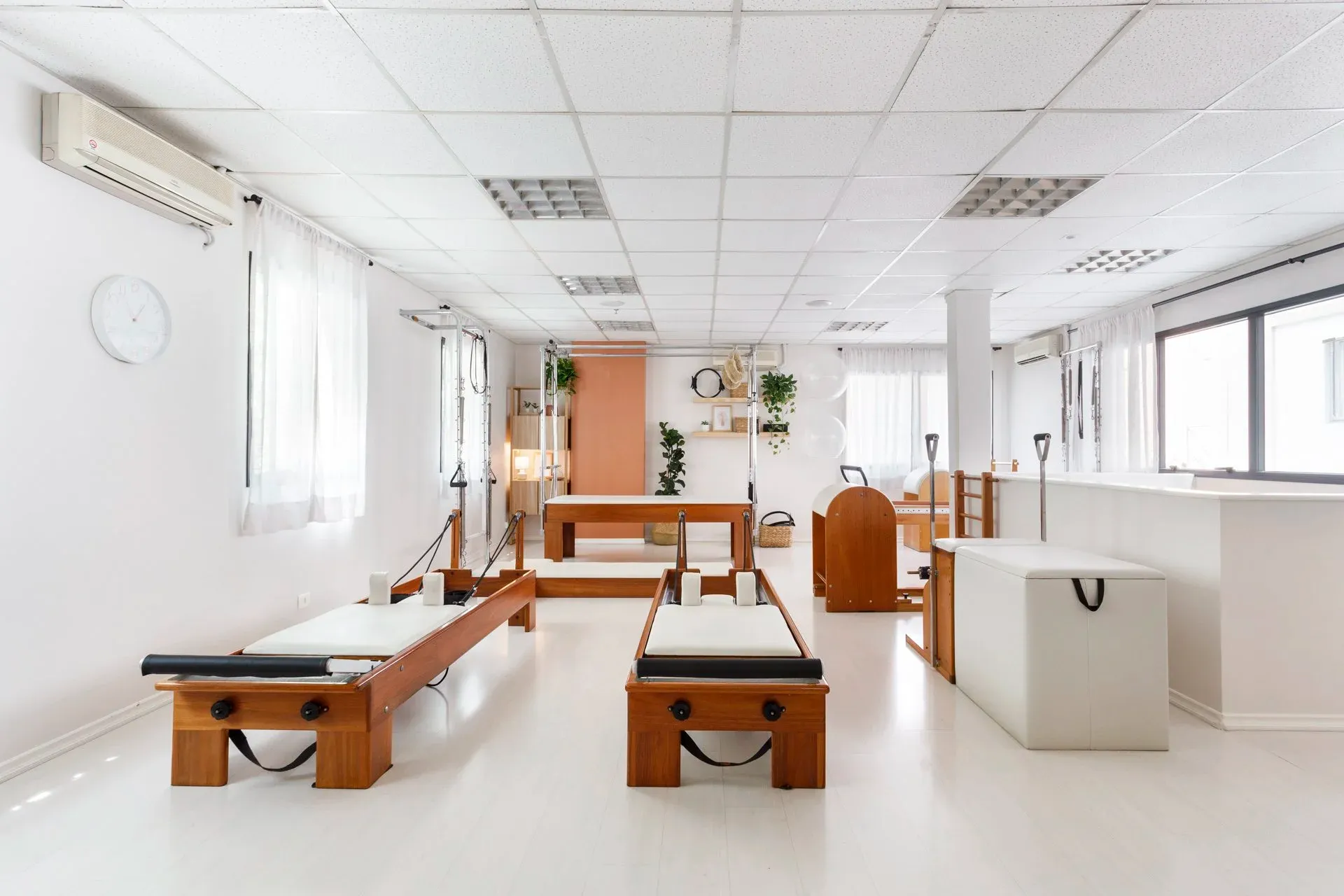 Interior do estúdio Biosfera Pilates com aparelhos