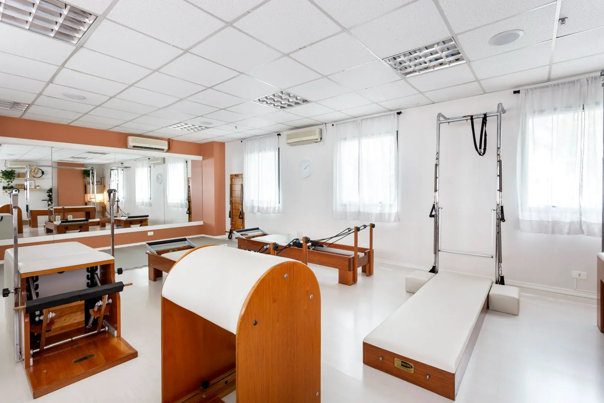 Sala do segundo andar com reformers, barrel e espelhos na parede